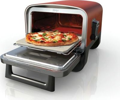 Ninja Woodfire OO101EU s pizzou na kameni